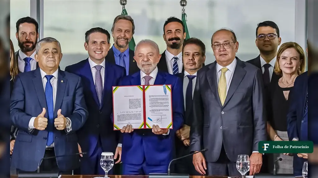 Lula exibe a lei sancionada que trata do auxílio-reclusão na lei antifacção, no Palácio do Planalto