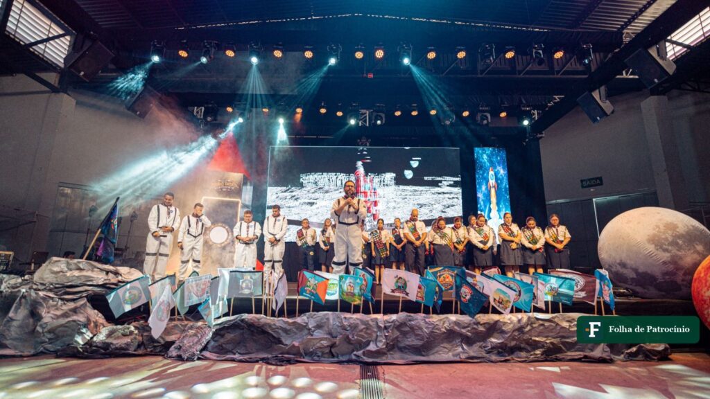 Palco com cenário espacial no Aventuri em Patrocínio, no Parque de Exposições Brumado dos Pavões