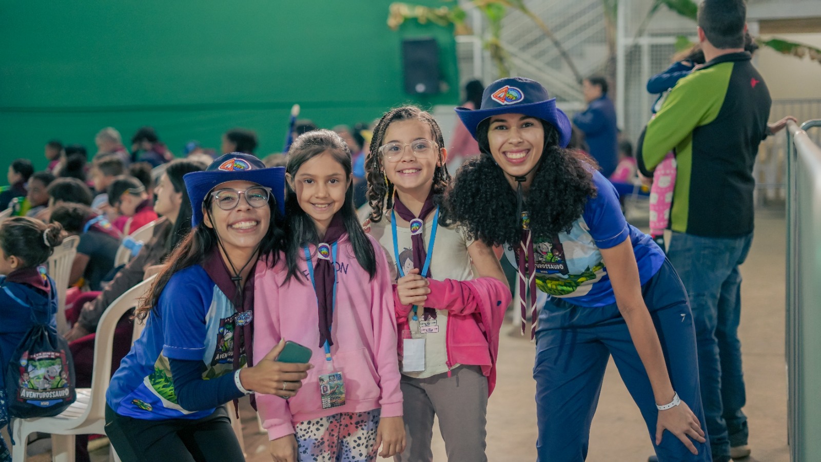 Voluntárias e crianças sorrindo para a foto durante o evento