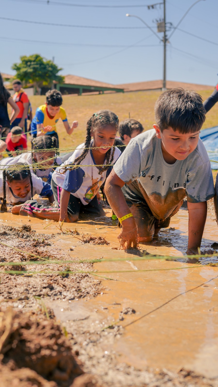 Crianças brincando na lama durante o acampamento
