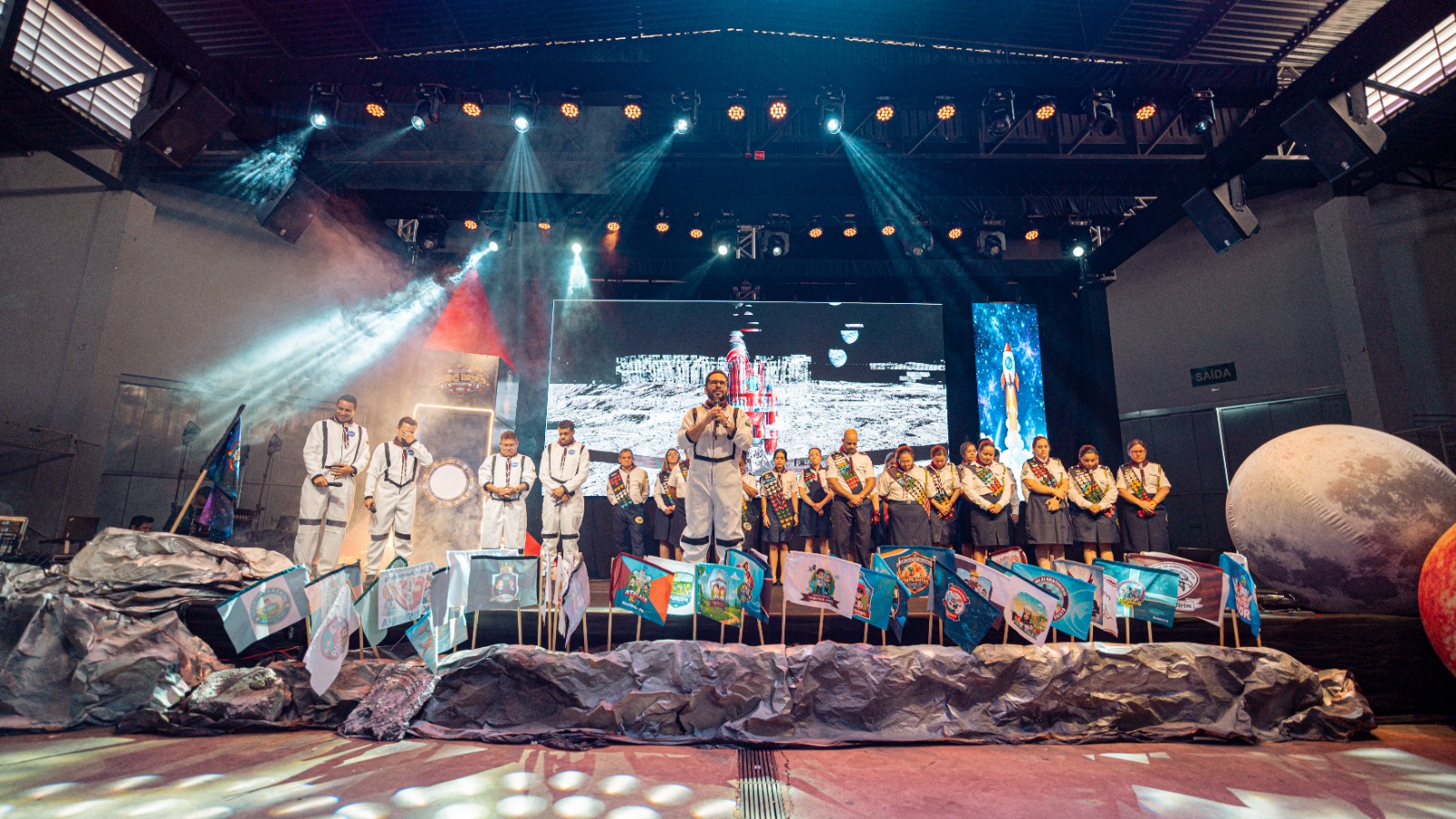 Palco do Aventuri, com o tema Aventura Espacial, no Parque de Exposições Brumado dos Pavões