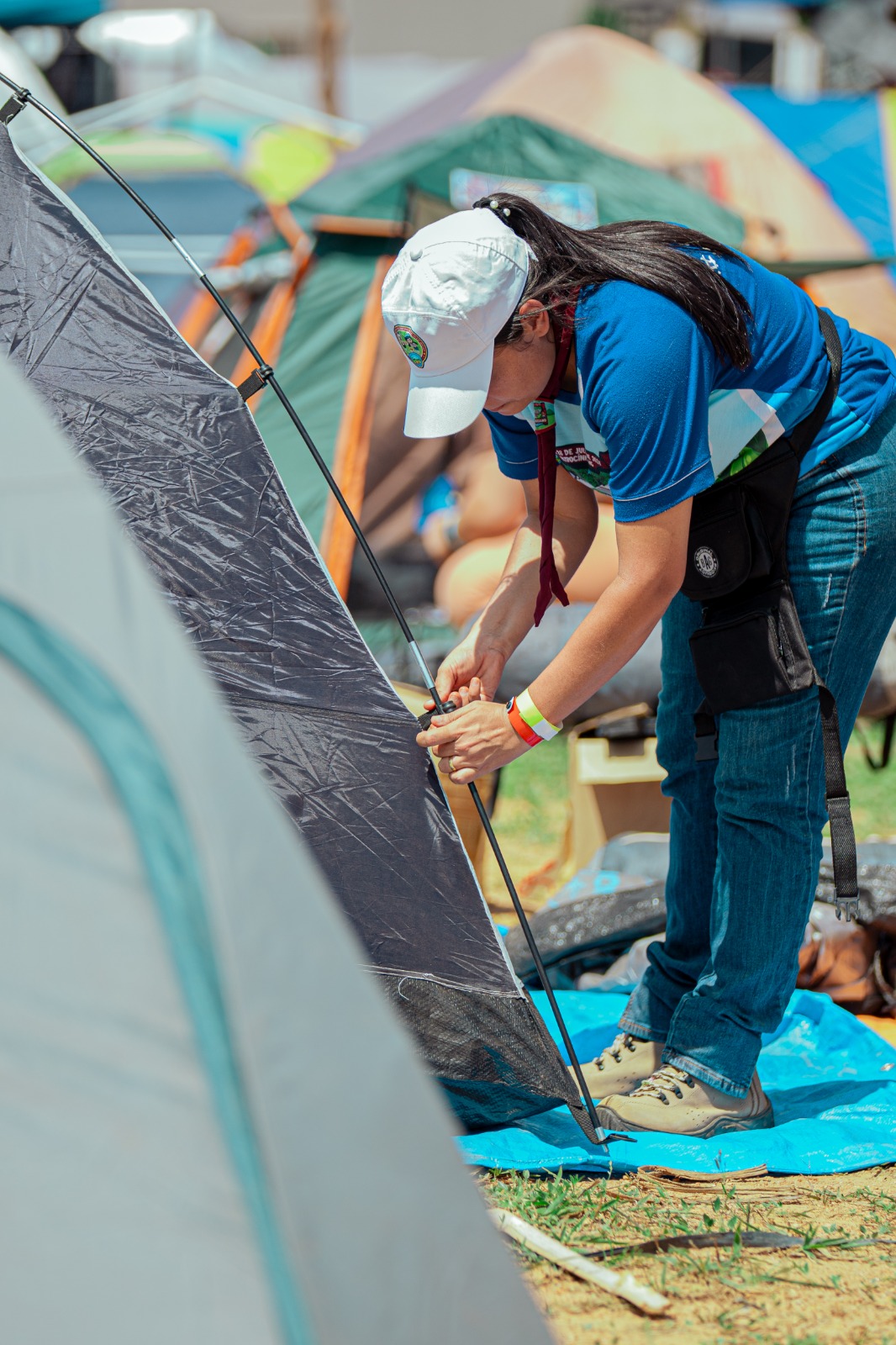 Voluntária montando uma barraca no acampamento
