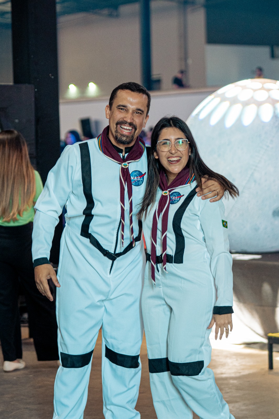 Casal de voluntários com macacão de astronauta no Aventuri em Patrocínio