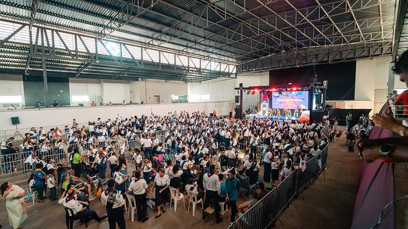 Visão geral do galpão do Parque de Exposições com a plateia reunida