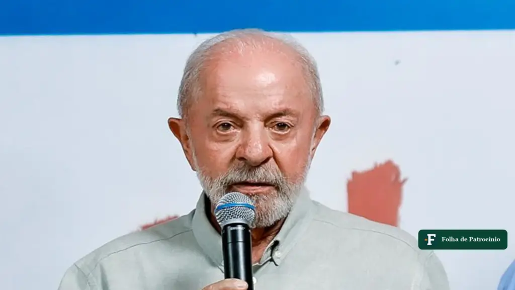 Lula fala ao microfone em foto de arquivo, no dia em que os bancos perdem R$ 249 bilhões na bolsa