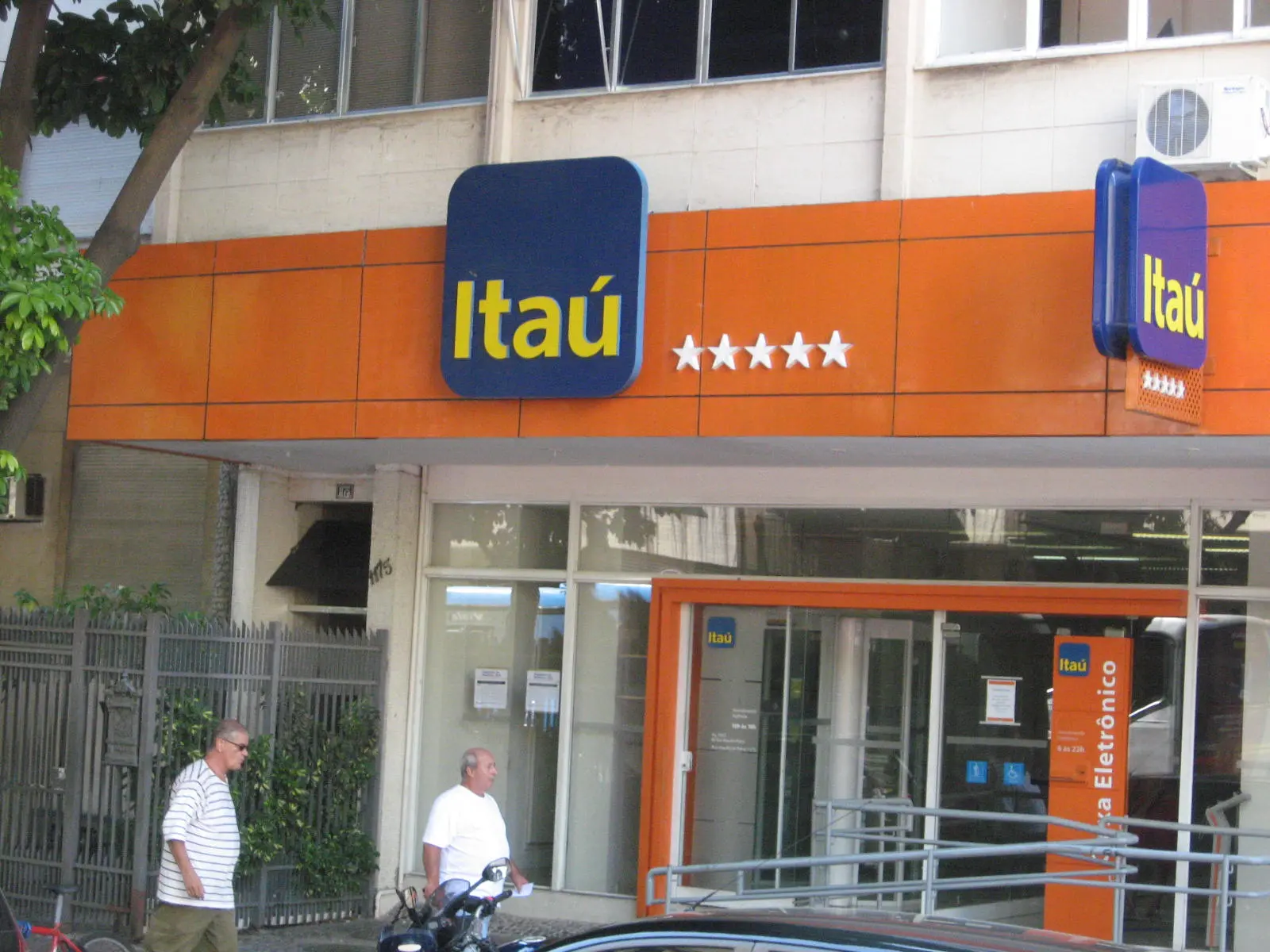 Fachada de agência do Itaú no Leblon, no Rio de Janeiro, banco que perdeu valor de mercado quando os bancos perdem R$ 249 bilhões