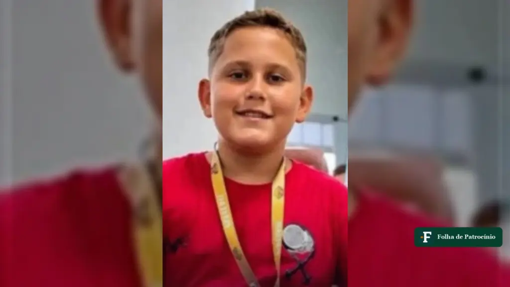 Pablo, o Barbeiro Mirim, sorrindo de camiseta vermelha e crachá no pescoço