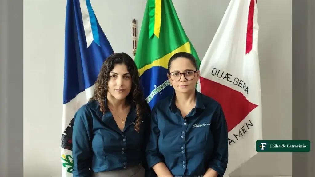 Secretária de Saúde e diretora de Especialidades, que trataram das bariátricas em Patos de Minas, diante das bandeiras