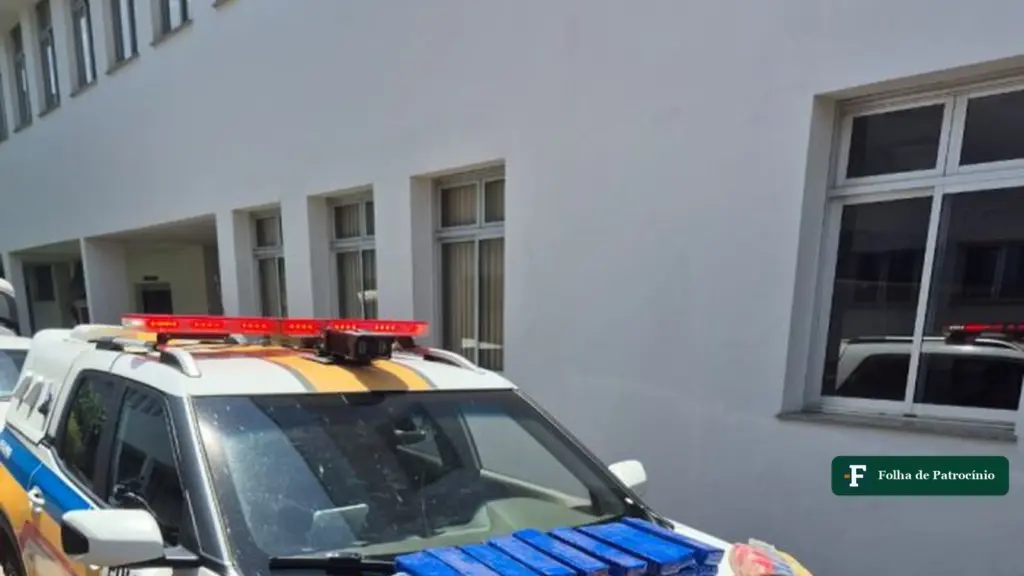 Barras de maconha apreendidas e expostas sobre o capô de uma viatura da PMRv, na ocorrência com barras de maconha em Patrocínio