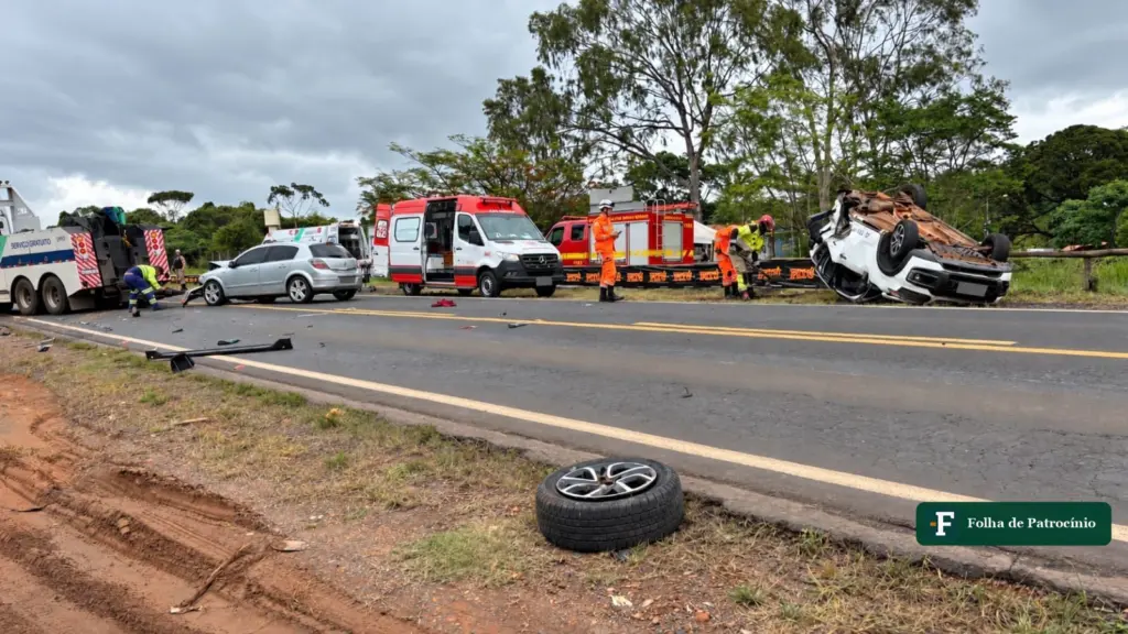 Batida na LMG-798: Citroën Aircross capotado ao lado da pista e socorristas dos Bombeiros e do Samu no local
