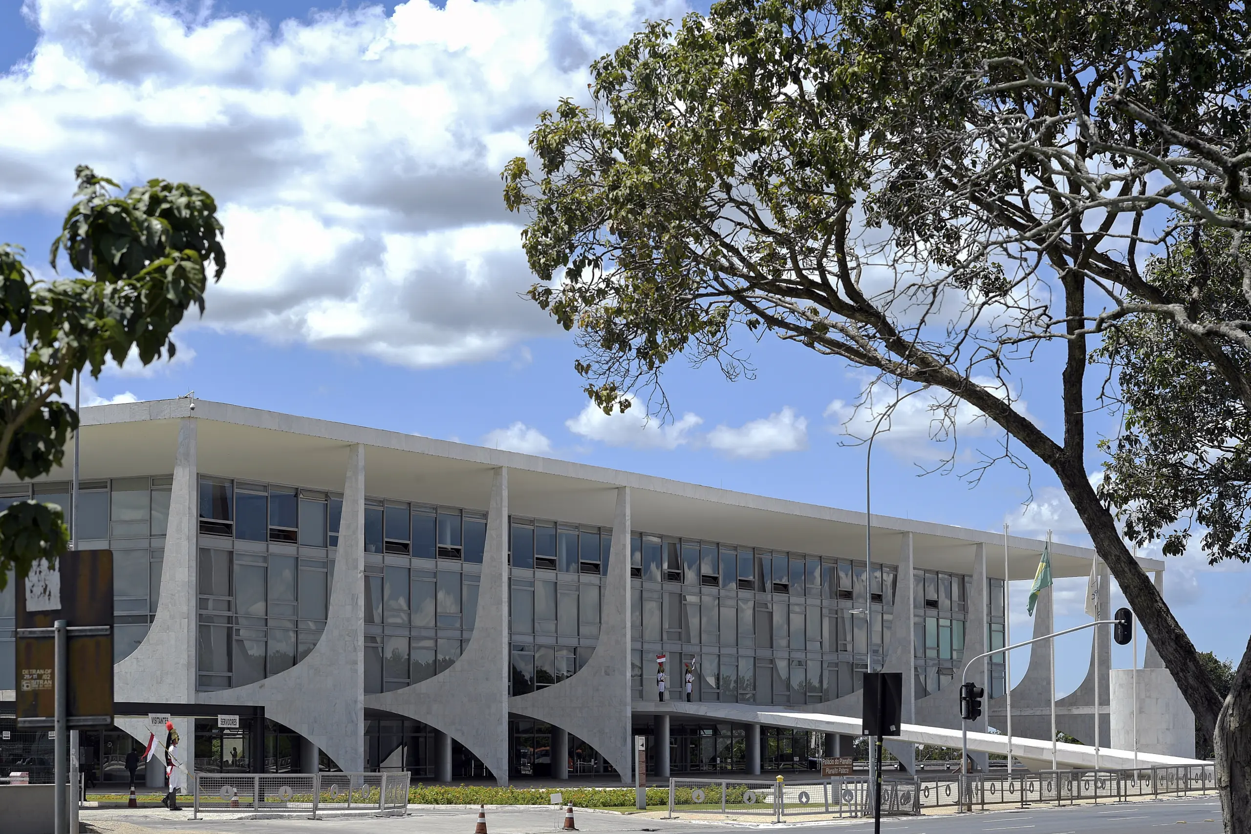 Benefícios em 2027: fachada do Palácio do Planalto, de onde saem os decretos do salário mínimo e do Bolsa Família