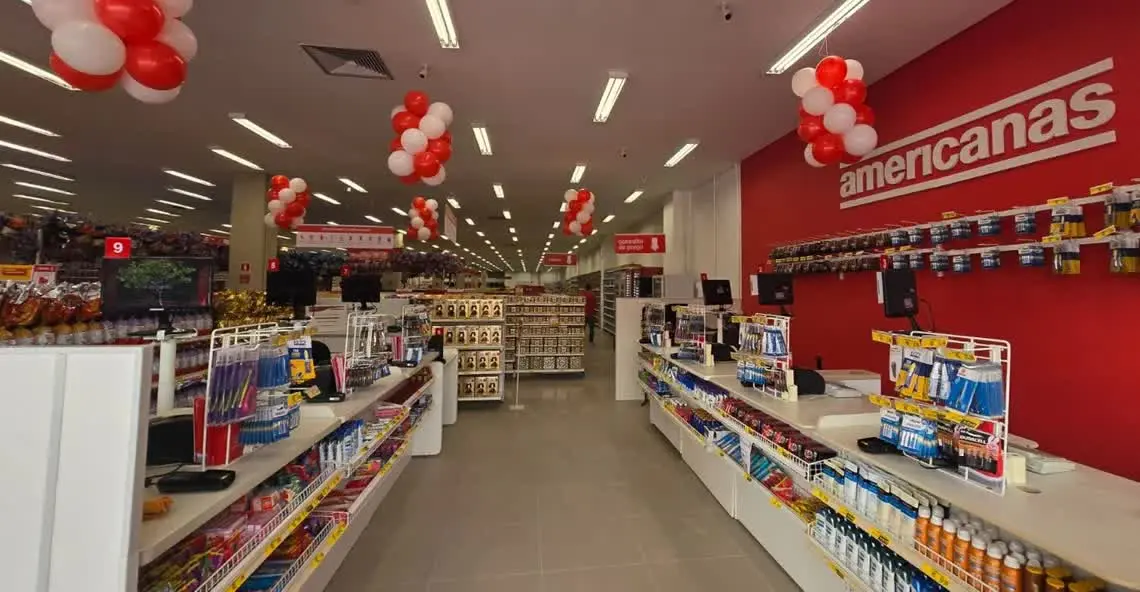 Interior de loja da Americanas com caixas e prateleiras, rede que prepara a Black Friday da Americanas