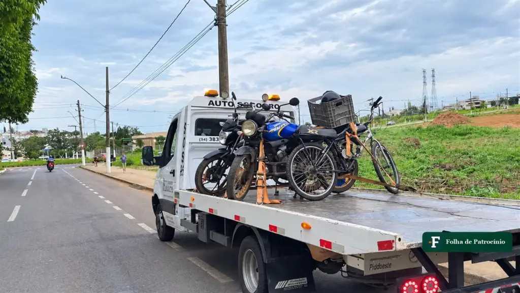 Guincho com duas motos e uma bicicleta na blitz da PM em Patrocínio, perto da rotatória da Avenida do Enxó