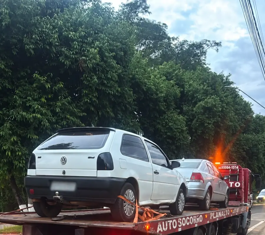 Guincho com dois carros recolhidos na blitz da PM em Patrocínio