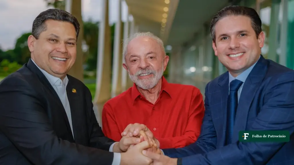 Davi Alcolumbre, Lula e Hugo Motta de mãos dadas no Palácio da Alvorada