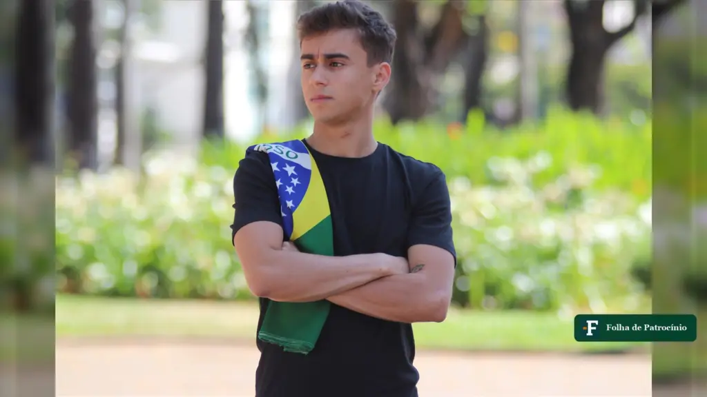 Nikolas Ferreira com bandeira do Brasil no ombro, antes do Bloquinho 22 em Teresina
