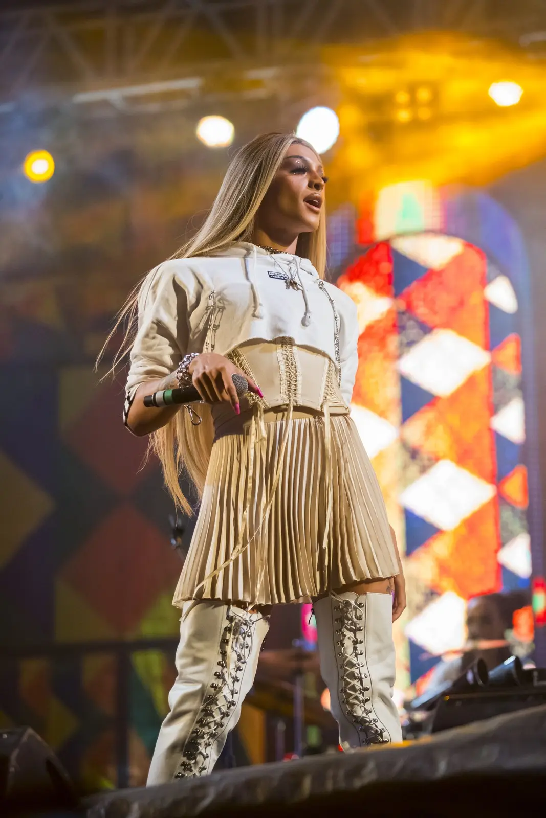 Pabllo Vittar canta no palco do Festival Sensacional, em 2020, cantora alvo do boato da Pabllo Vittar