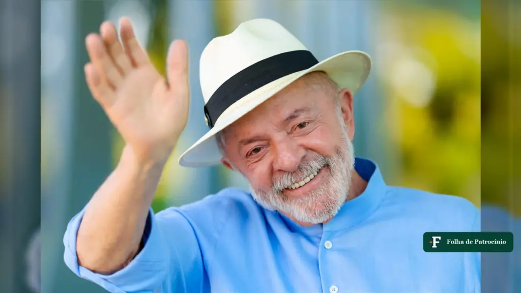Lula acena de chapéu e camisa azul; Bolsa Família antecipado a seis dias do segundo turno