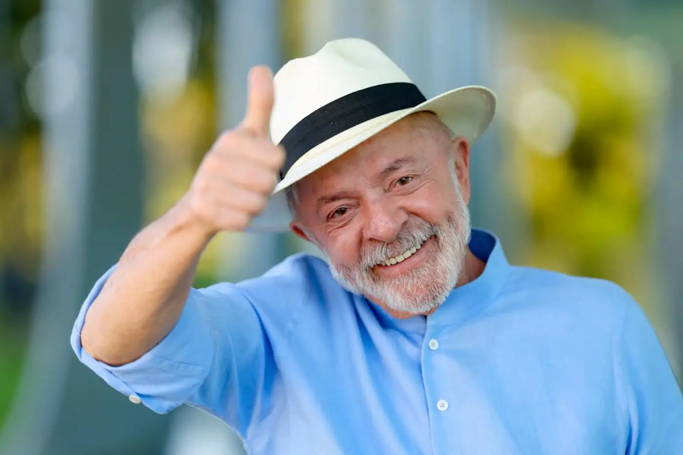 Lula faz sinal de joinha no Palácio da Alvorada, em foto sobre o Bolsa Família antecipado