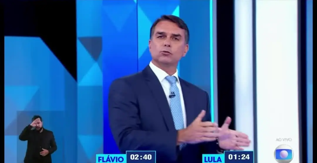 Bolsonaro e a falta de ar: Flávio Bolsonaro fala no debate da Globo, com cronômetros dele e de Lula na tela