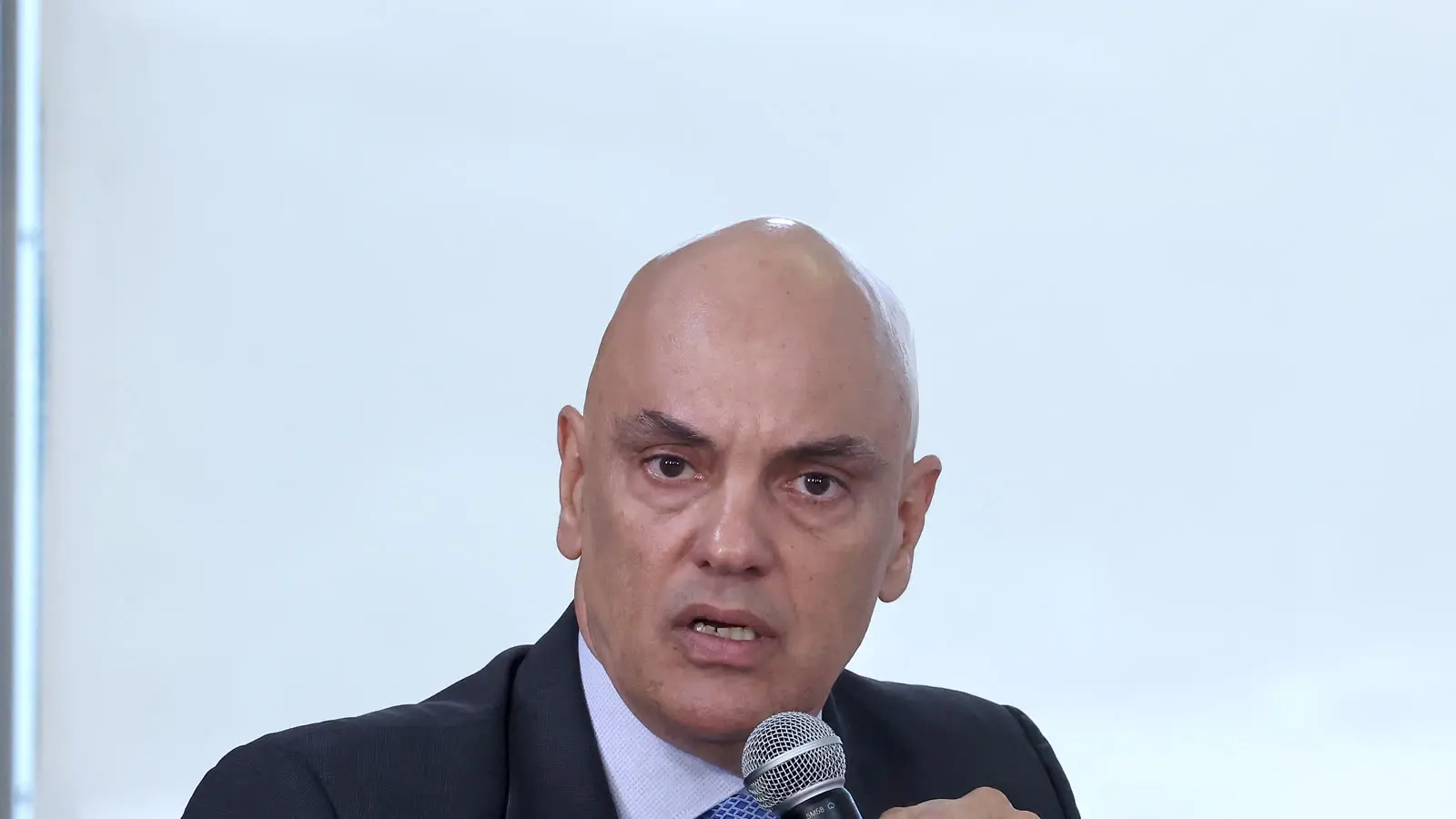O ministro Alexandre de Moraes fala ao microfone em reunião, no contexto do pedido em que Bolsonaro pede médico e enfermeira