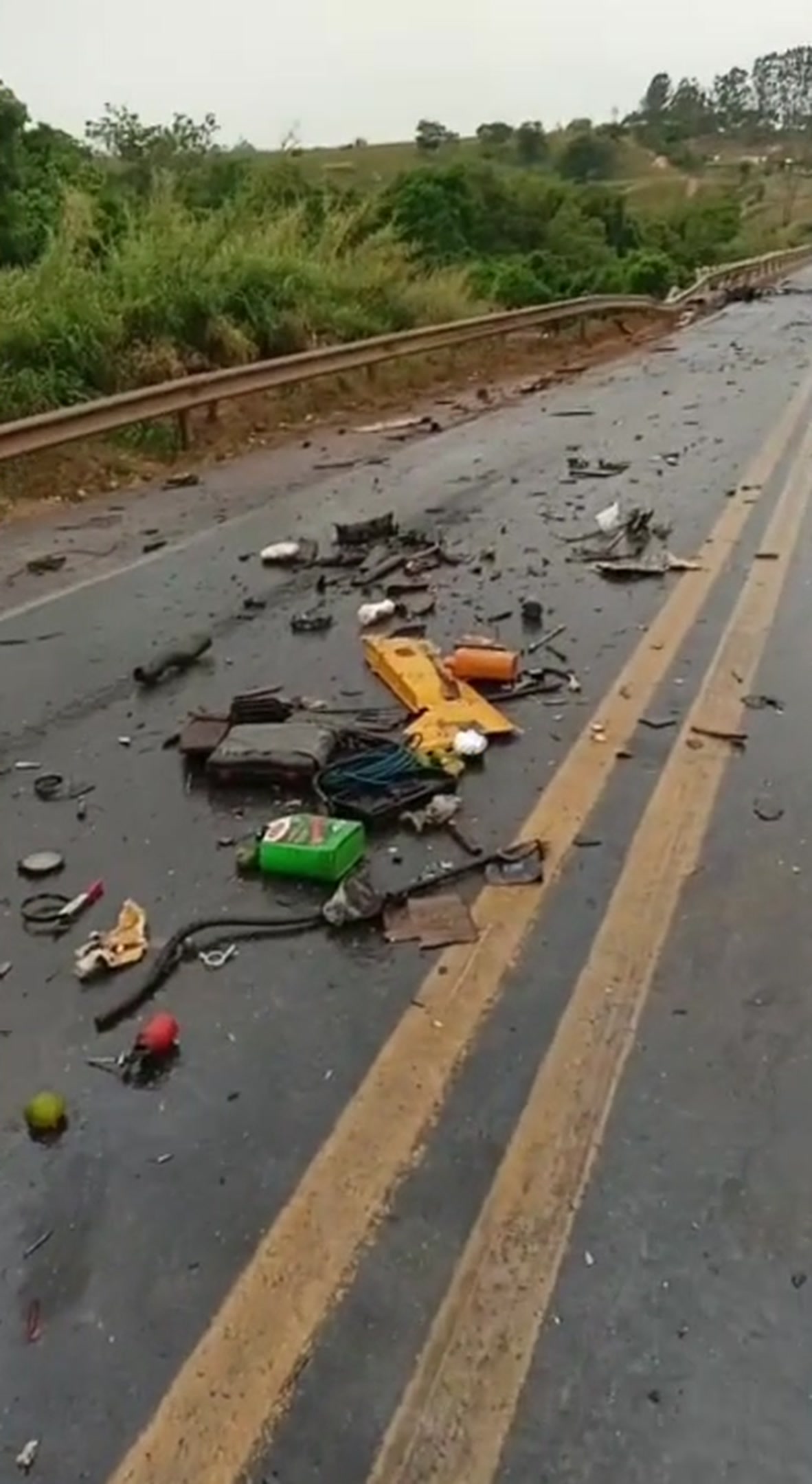 Peças e óleo espalhados na pista molhada da BR-365 depois de um dos acidentes em Patos de Minas