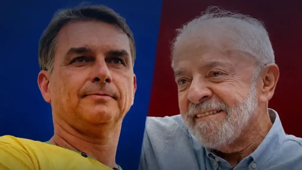 Montagem com Flávio Bolsonaro de camisa amarela e Lula sorrindo, lado a lado, sobre fundo azul e vermelho