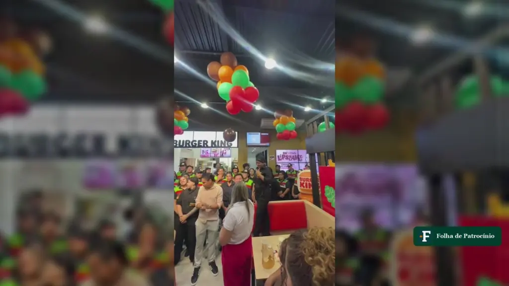 Equipe uniformizada no salão do Burger King em Patrocínio decorado com balões