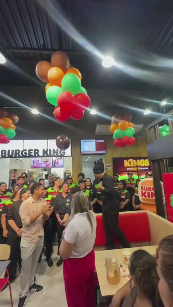 Equipe reunida no salão do Burger King em Patrocínio na pré-inauguração