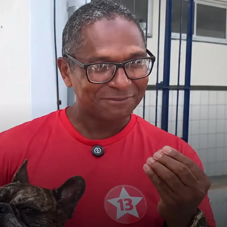 Paulo Cerqueira levou a cachorra para votar no segundo turno