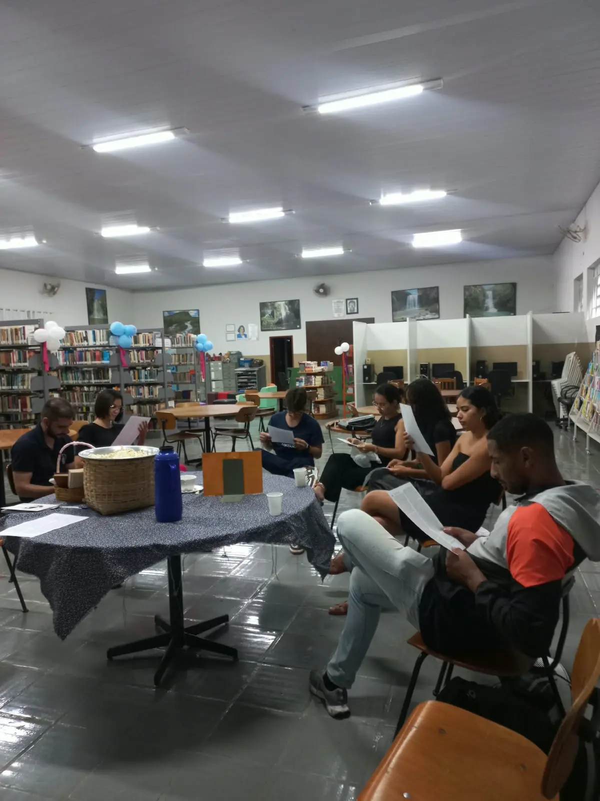 Participantes do Café com Letras leem o conto em roda na Biblioteca Pública Municipal de Patrocínio