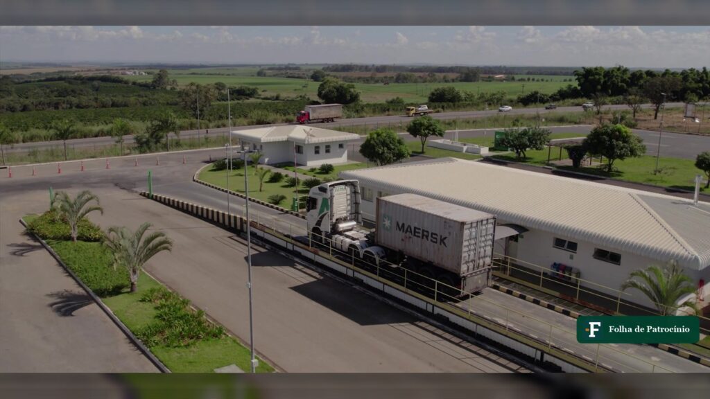 Carreta com contêiner deixa armazém de café da Expocacer em Patrocínio; preço do café caiu em setembro. Imagem: Expocacer