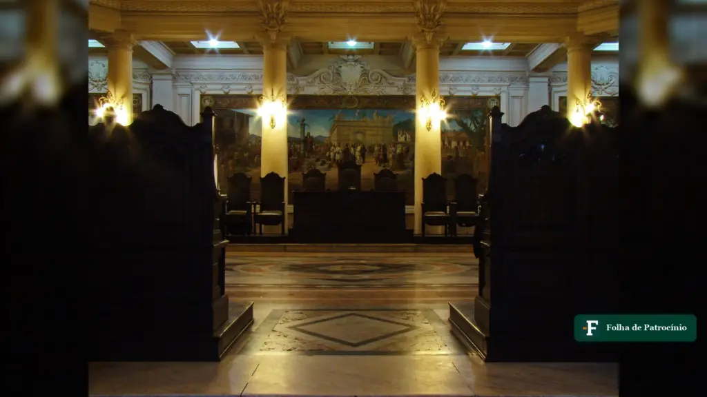 Sala do Pregão da antiga Bolsa Oficial de Café, em Santos (SP), onde era negociado o café brasileiro (foto: Berenice Kauffmann Abud, CC BY-SA 4.0)
