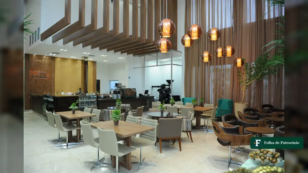 Salão da cafeteria Dulcerrado, em Patrocínio, com mesas e balcão