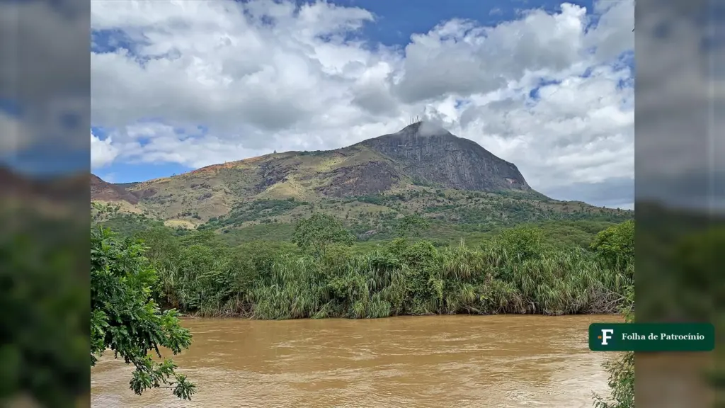 Rio Doce com o Pico da Ibituruna ao fundo em Governador Valadares, cidade em calamidade financeira em Minas