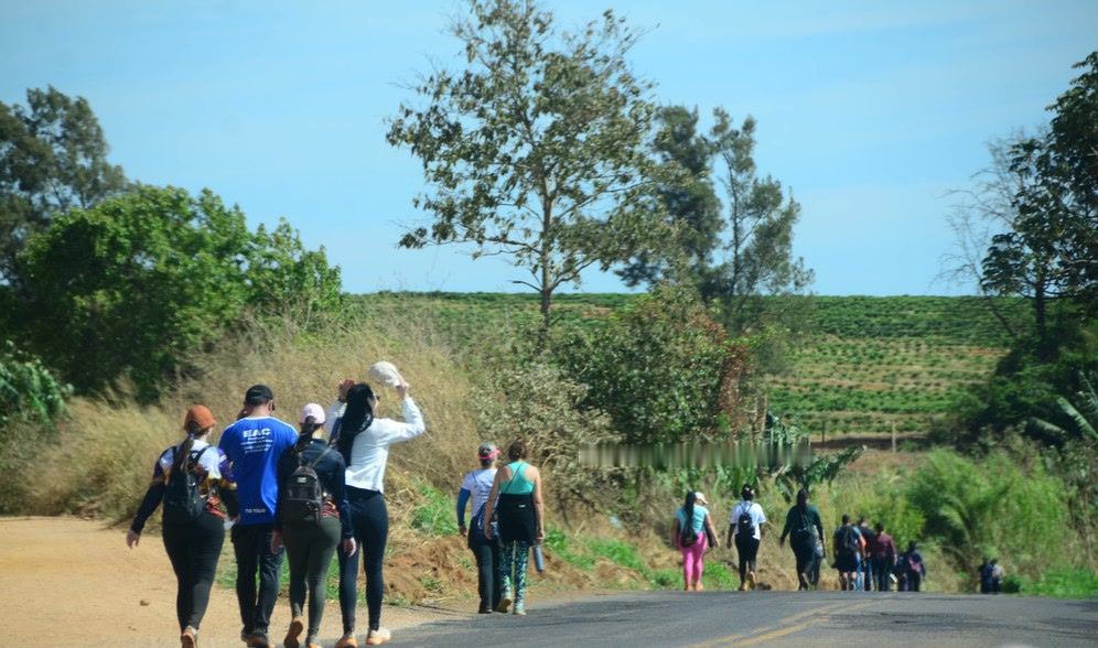 Fiéis em caminhada pela estrada rural, na festa de Nossa Senhora Aparecida em Patrocínio