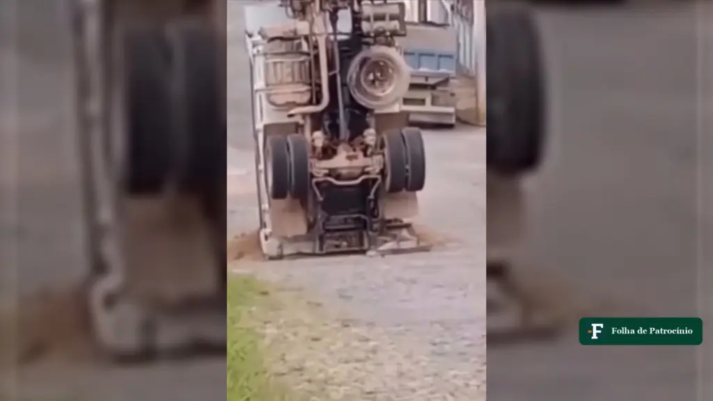 Caminhão tomba e fica em pé em rua de Pará de Minas, visto de baixo, com o chassi voltado para a rua