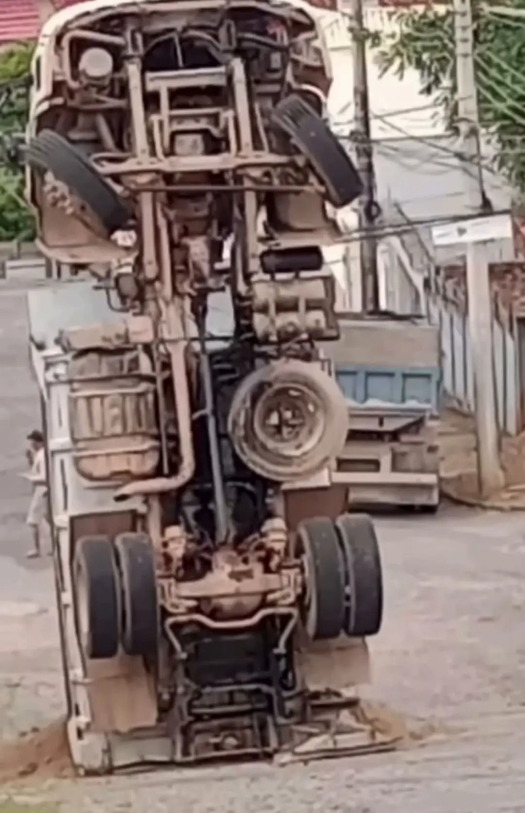 Caminhão tomba e fica em pé na Rua Vitória Régia, em Pará de Minas