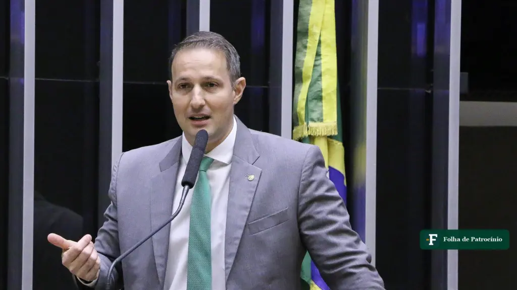 Guilherme Derrite discursa na tribuna da Câmara dos Deputados, em foto de arquivo da Câmara; ele publicou o vídeo dos presos com camisetas de Lula em Piracicaba