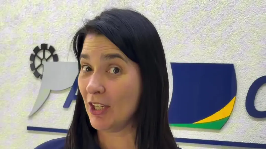 Funcionária da ACIP/CDL diante do logotipo da entidade avisa o prazo da campanha de Natal em Patrocínio