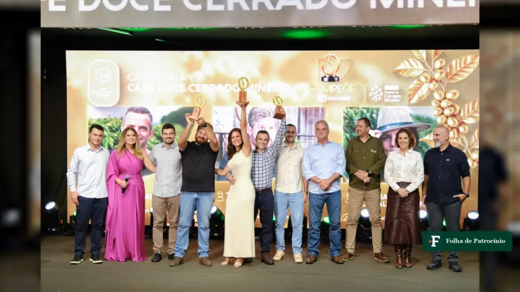 Classificados do Campeões Expocacer 2026 erguem troféus no palco da premiação em Patrocínio