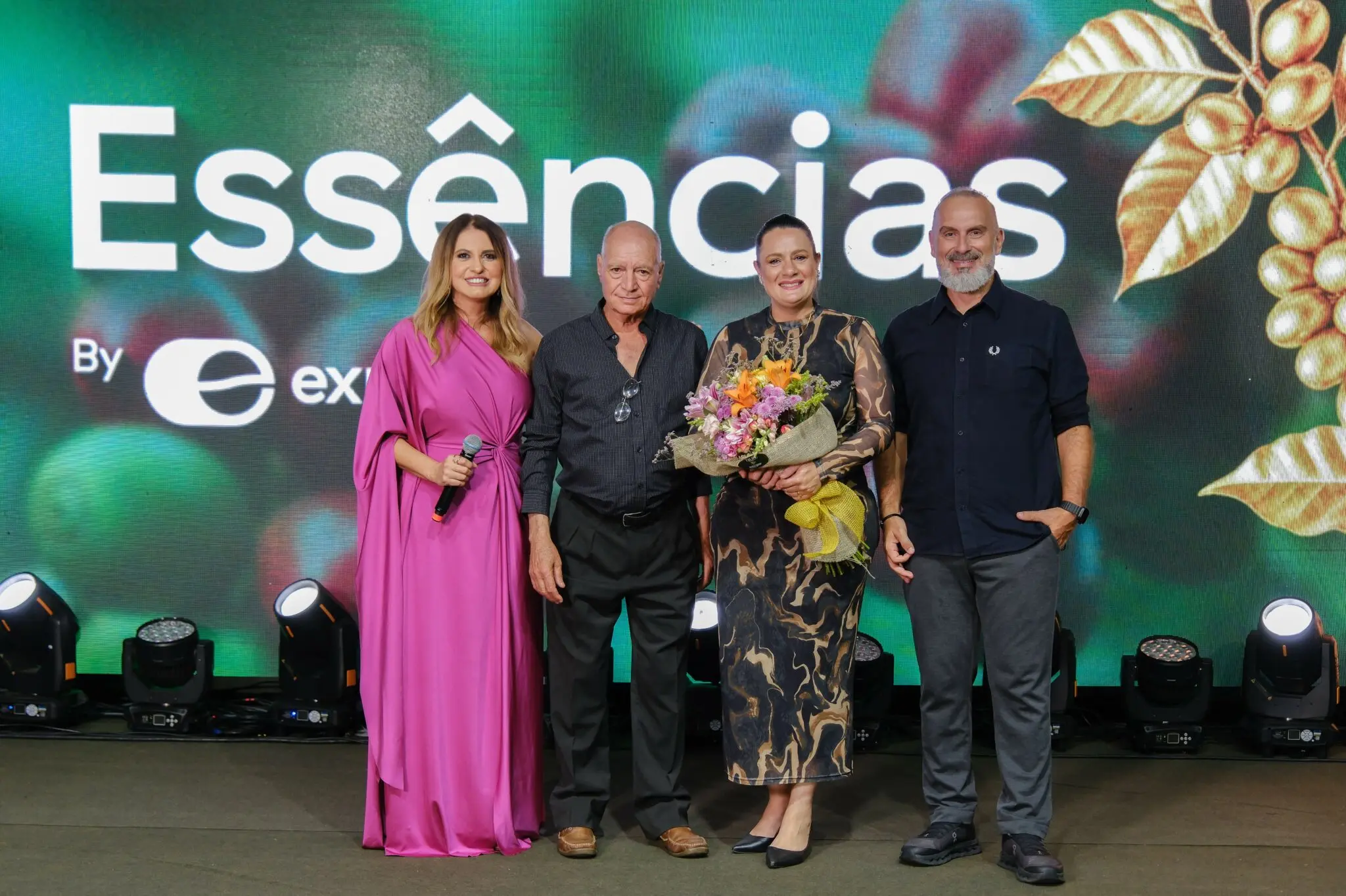 Sônia Farinha, nova embaixatriz do Programa Essências, no palco do Campeões Expocacer 2026