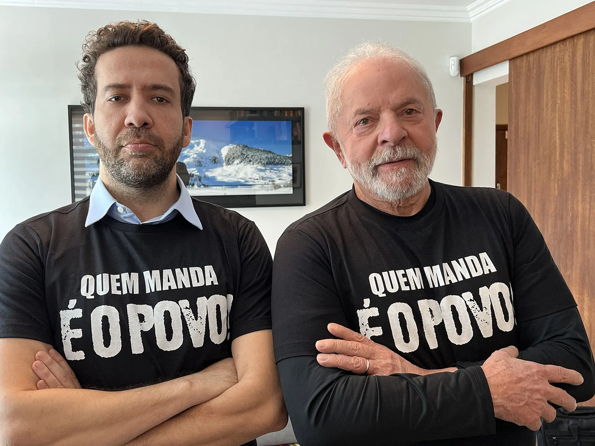 Lula e André Janones lado a lado em 2022, em foto ligada ao canal Exército do Lula