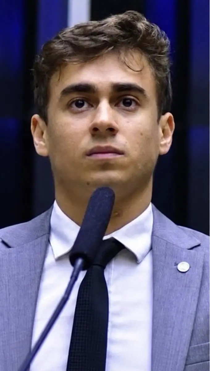 Nikolas Ferreira ao microfone no plenário da Câmara, deputado da capa de Nikolas Ferreira que circula nas redes