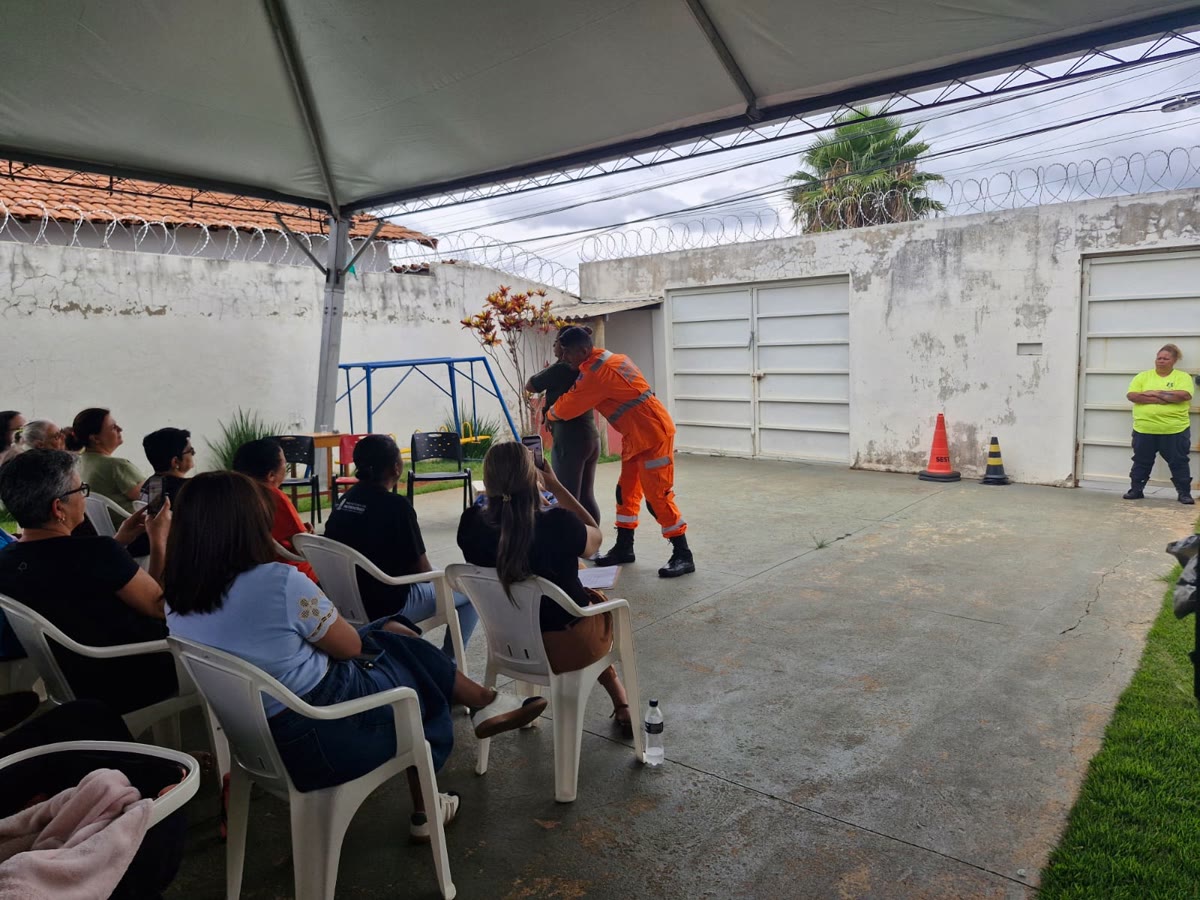 Educadores da Assistência Social de Patrocínio em capacitação de primeiros socorros com o Corpo de Bombeiros
