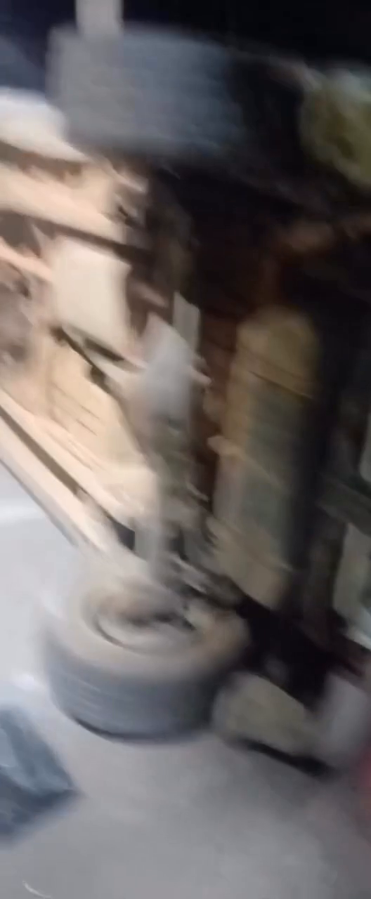 Veículo tombado e com a parte de baixo exposta após o capotamento na Faria Pereira, no bairro Industrial