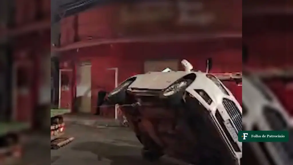 Carro branco tombado de lado em rua do bairro São Jorge após capotamento em Uberlândia