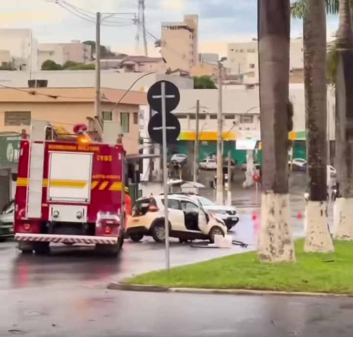 Capotamento na Faria Pereira: carro claro com portas abertas perto do canteiro central, com caminhão dos Bombeiros ao lado