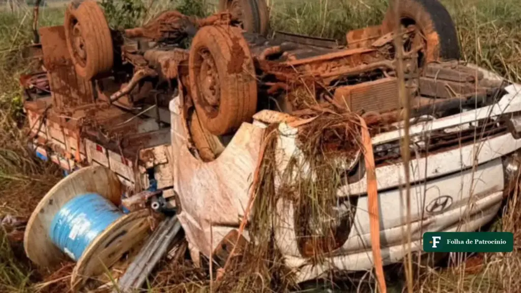Veículo de carga capotado às margens da MG-188, em Guarda-Mor, com uma bobina de cabo caída ao lado