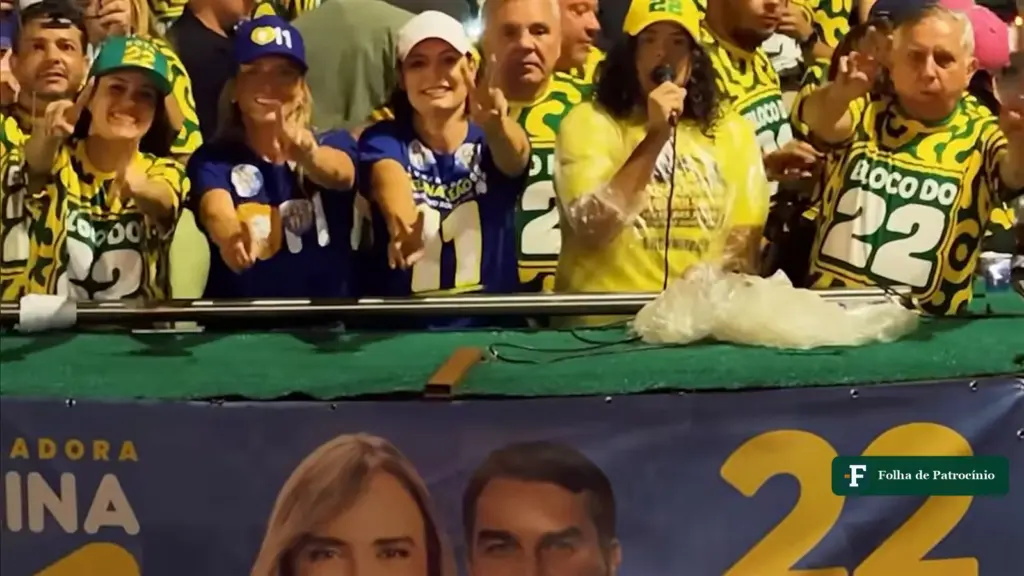 Apoiadores sobre um caminhão durante a carreata em Brasília a favor de Flávio Bolsonaro e Celina Leão